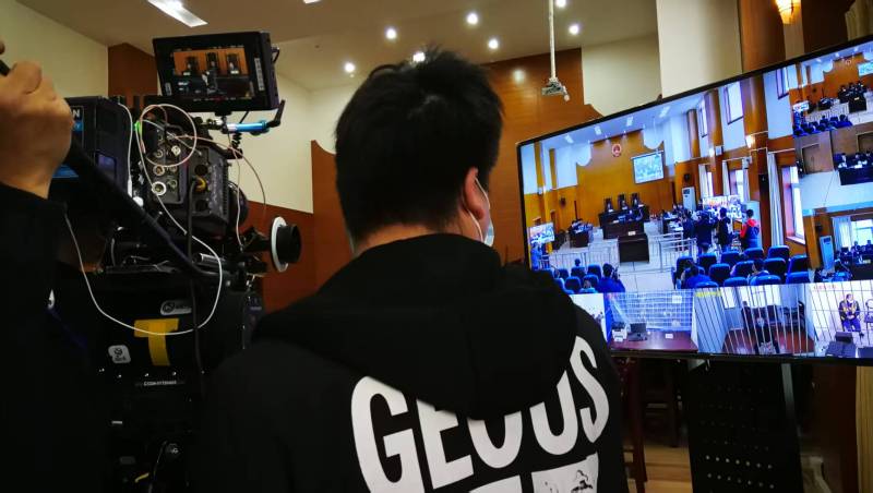 AI生成VS人工创意——钟山区广告片拍摄公司的技术浪漫主义实践